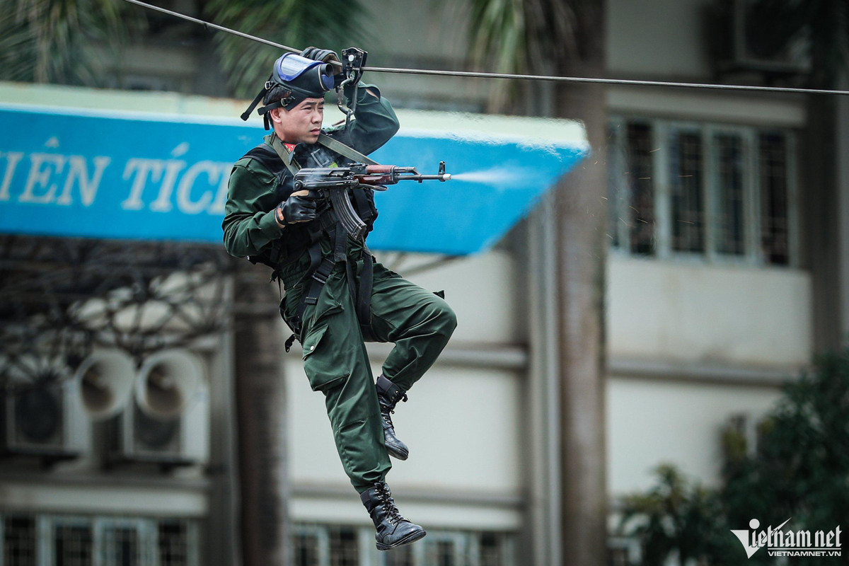 Hàng trăm cảnh sát phô diễn kỹ năng lái mô tô, nổ súng trấn áp tội phạm ảnh 11