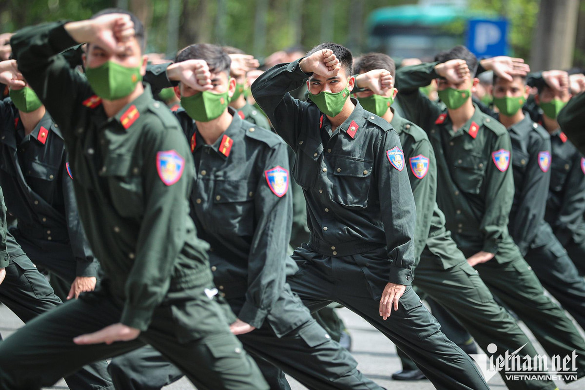 Hàng trăm cảnh sát phô diễn kỹ năng lái mô tô, nổ súng trấn áp tội phạm ảnh 4