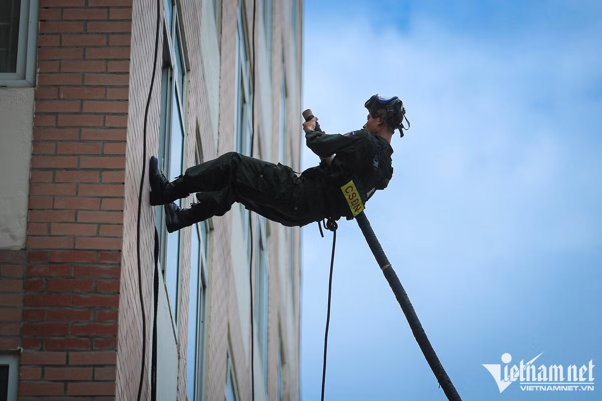 Hàng trăm cảnh sát phô diễn kỹ năng lái mô tô, nổ súng trấn áp tội phạm ảnh 10