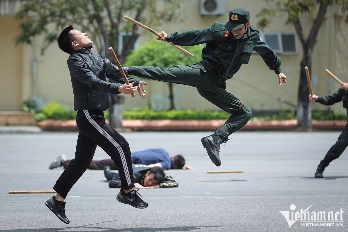 Hàng trăm cảnh sát phô diễn kỹ năng lái mô tô, nổ súng trấn áp tội phạm ảnh 6