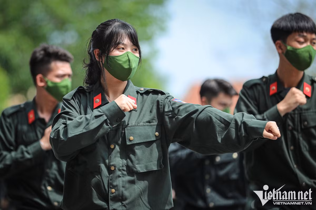 Hàng trăm cảnh sát phô diễn kỹ năng lái mô tô, nổ súng trấn áp tội phạm ảnh 5