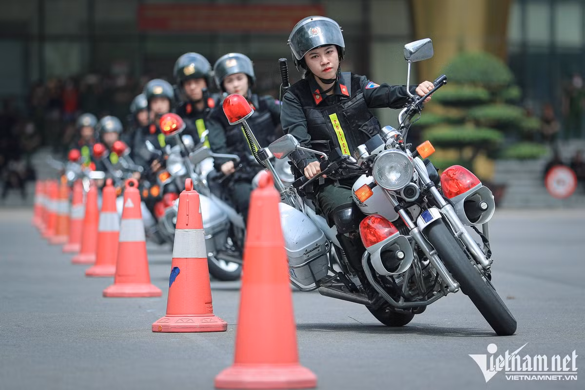Hàng trăm cảnh sát phô diễn kỹ năng lái mô tô, nổ súng trấn áp tội phạm ảnh 8