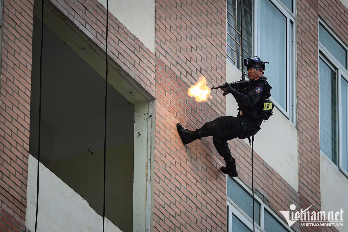 Hàng trăm cảnh sát phô diễn kỹ năng lái mô tô, nổ súng trấn áp tội phạm ảnh 12