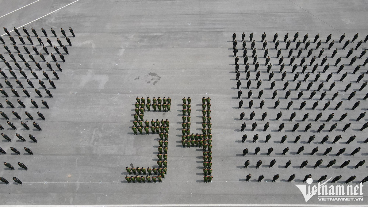 Hàng trăm cảnh sát phô diễn kỹ năng lái mô tô, nổ súng trấn áp tội phạm ảnh 2