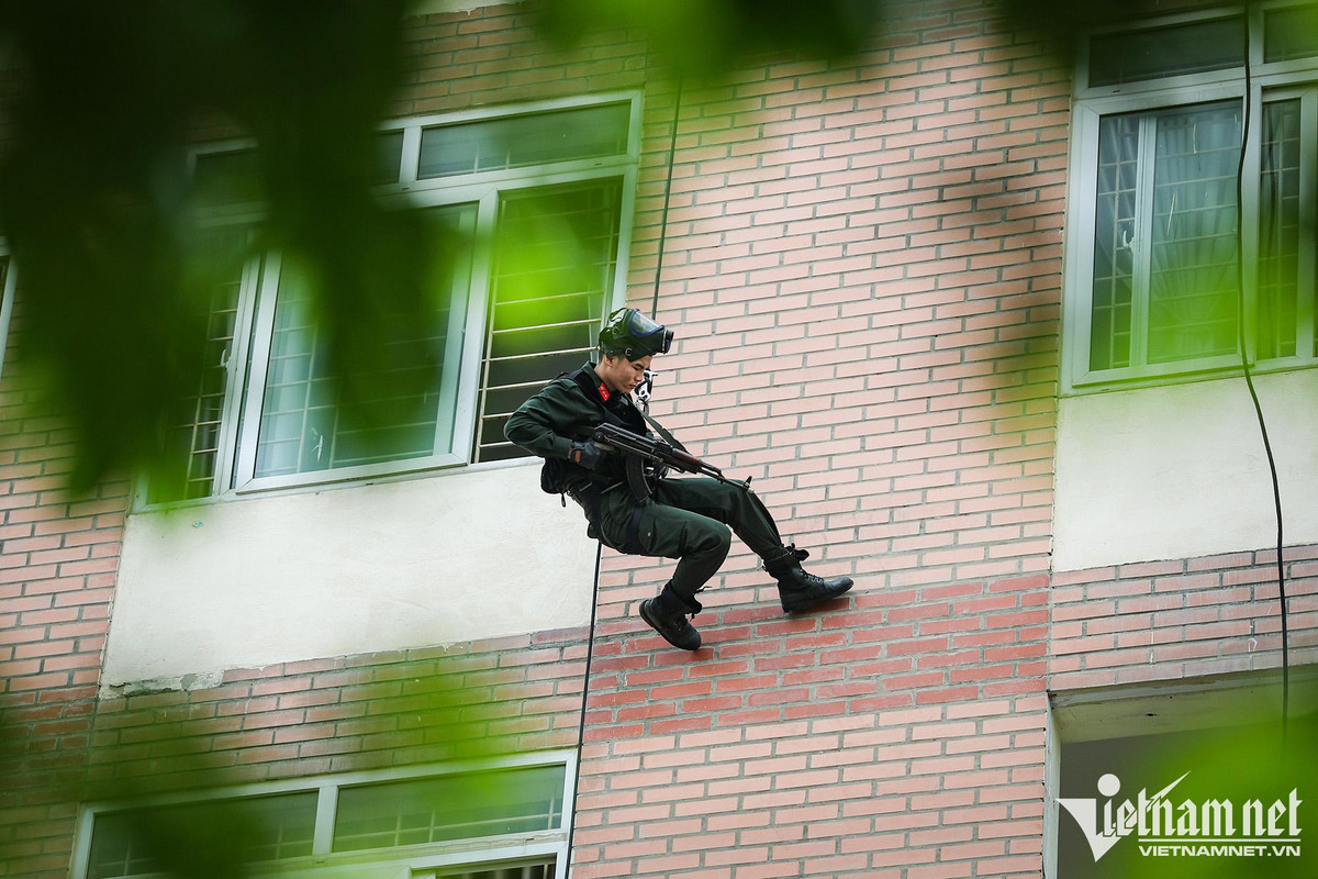 Hàng trăm cảnh sát phô diễn kỹ năng lái mô tô, nổ súng trấn áp tội phạm ảnh 13