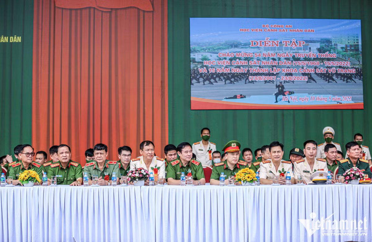 Hàng trăm cảnh sát phô diễn kỹ năng lái mô tô, nổ súng trấn áp tội phạm ảnh 1