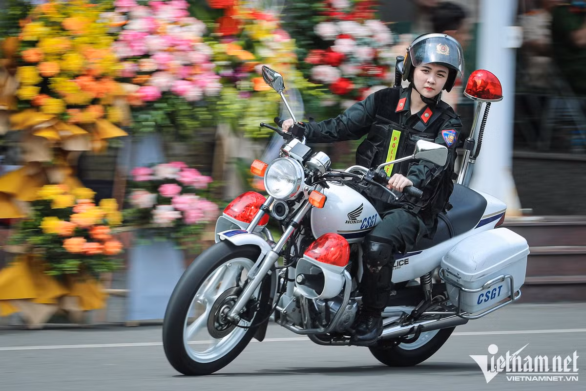 Ngắm ‘bông hồng thép’ đánh võng mô tô, một tay quật ngã tội phạm ảnh 11