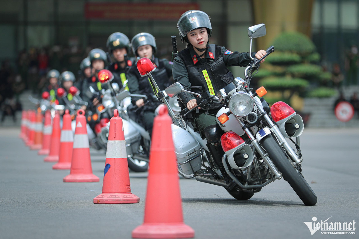 Ngắm ‘bông hồng thép’ đánh võng mô tô, một tay quật ngã tội phạm ảnh 12