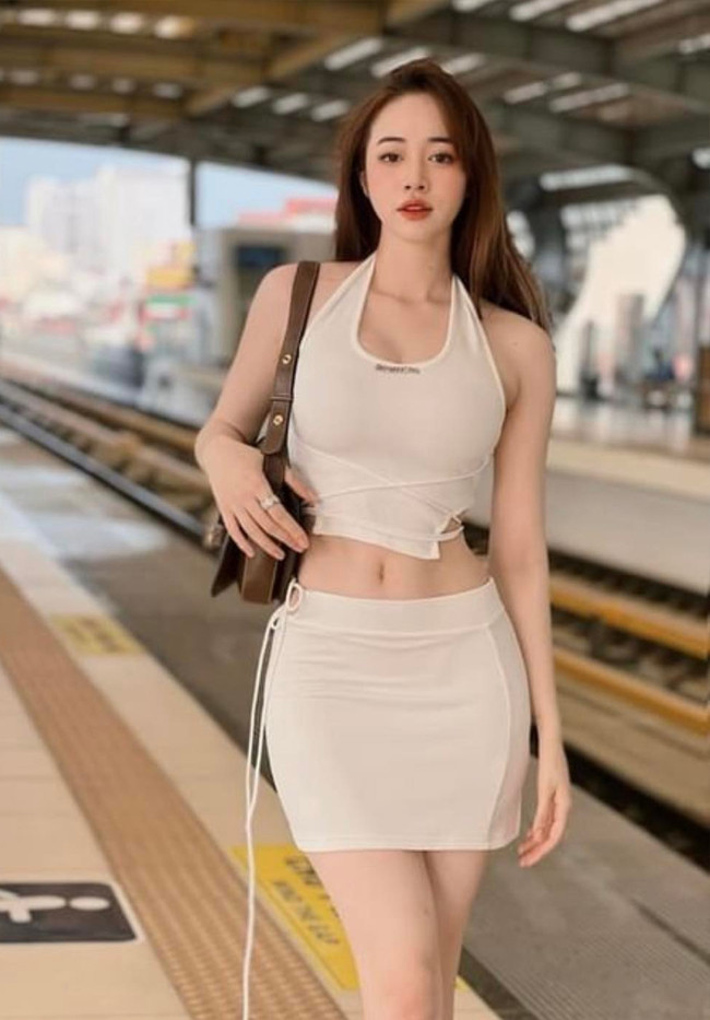 Dien vay o tau dien Cat Linh Ha Dong, gai xinh gay bao mang-Hinh-2