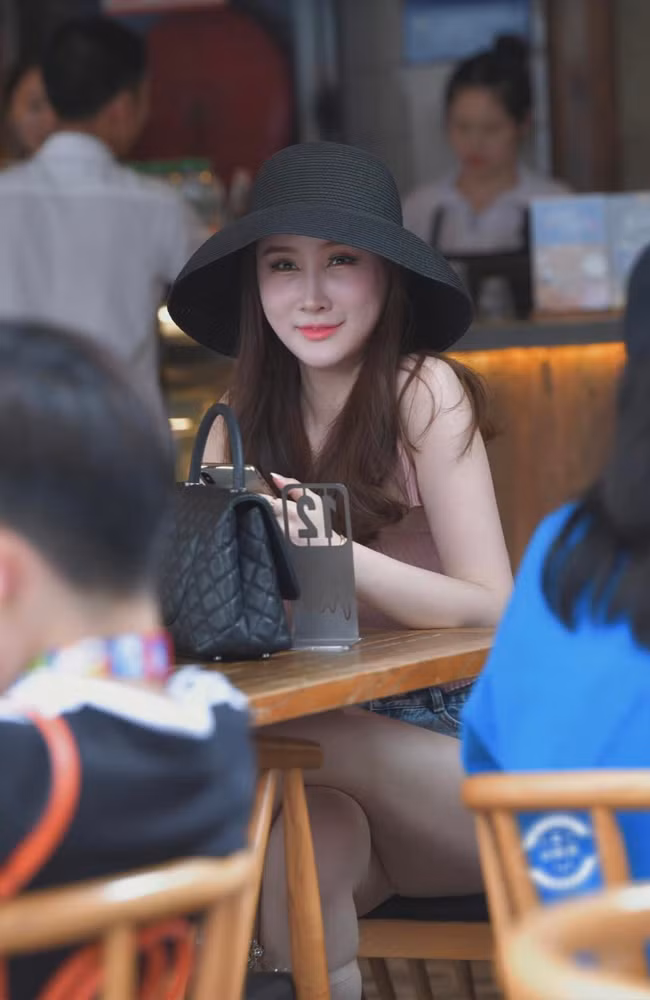  Người đẹp gây chú ý khi đi ăn hàng vì nhan sắc xinh đẹp. Thay vì diện quần mỏng, cô nàng lựa chọn quần hot pants phá cách kết hợp áo co giãn, tôn đường cong. Váy dáng bó tuy giúp người mặc ăn gian được chiều cao nhưng chất liệu da lại gây cảm giác bí bách khi mặc vào mùa hè. 