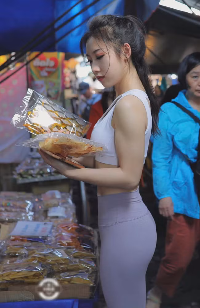 Xu hướng sporty-chic ngày càng được ưa chuộng nên những trang phục thể thao cũng trở thành hot item không thể thiếu trong tủ đồ của phái nữ. Ngoài quần legging dáng dài thì quần ngắn cũng nhiều người tận dụng tối đa nhưng không nhận được nhiều lời khen vì mặc chưa tinh tế. Diện váy xẻ tà cao, cô nàng khoe khéo cặp dài miên man, nổi bật nhất khu chợ. Dù từng nhận phải nhiều lời chê bai, nhưng không thể phủ nhận, những thiết kế bó chẽn, ôm sát cơ thể luôn chiếm trọn cảm tình của các cô gái vì khả năng "độ" dáng tối đa lại gây hiệu ứng thị giác ấn tượng. 