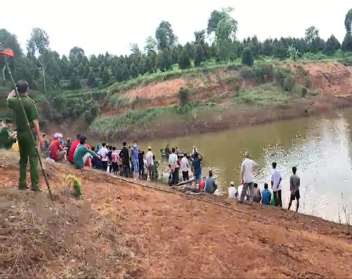 Cả trăm người ra sức tìm kiếm thi thể 1 cháu bé dưới hồ nước sâu - Hình 2 Ca tram nguoi ra suc tim kiem thi the 1 chau be duoi ho nuoc sau-Hinh-2