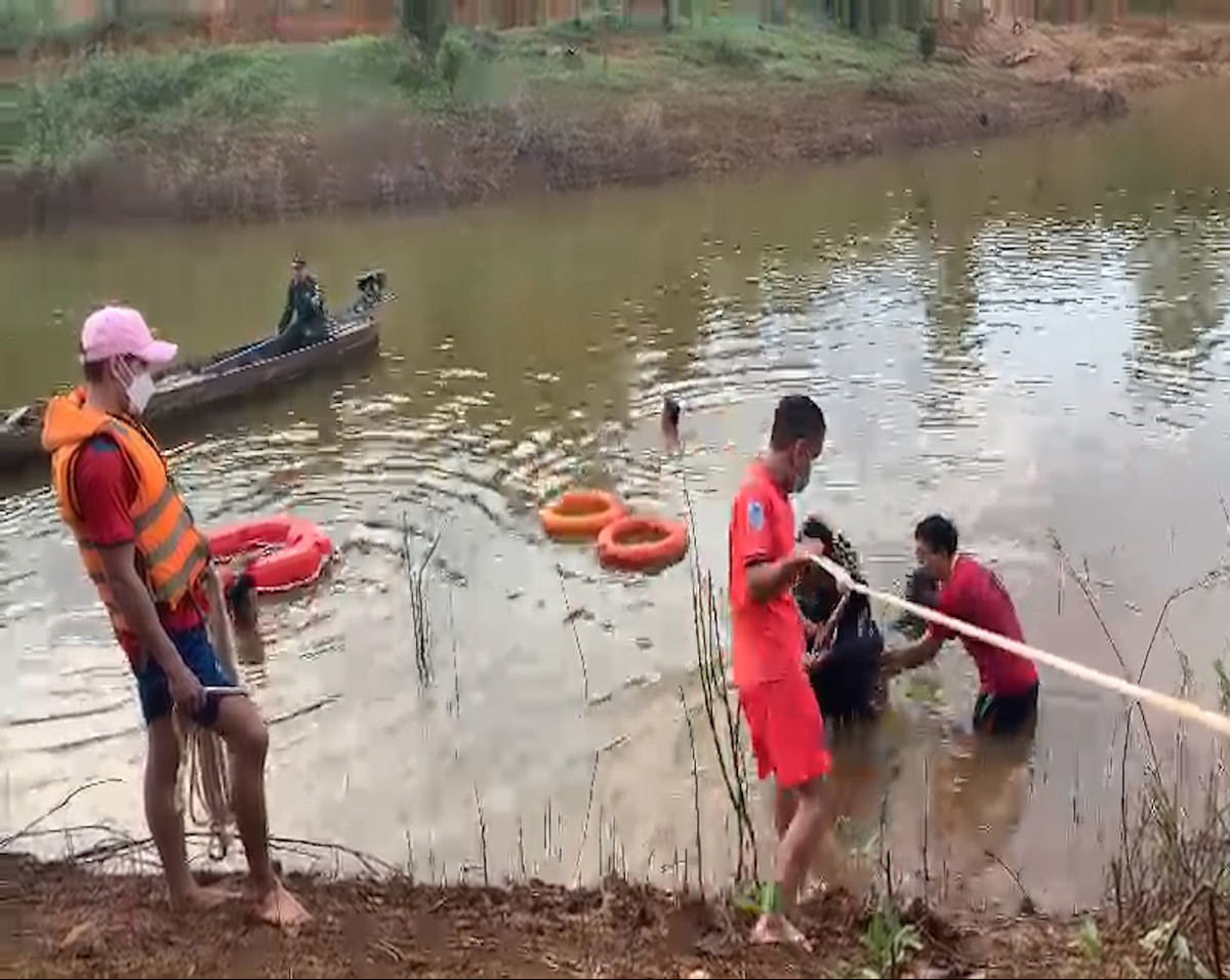 Cả trăm người ra sức tìm kiếm thi thể 1 cháu bé dưới hồ nước sâu Ca tram nguoi ra suc tim kiem thi the 1 chau be duoi ho nuoc sau