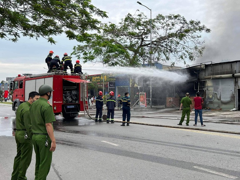 Quan thit cho o Hai Phong boc chay, lua thieu rui ca day cua hang-Hinh-2