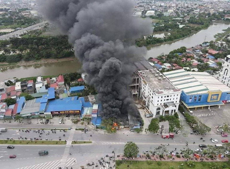 Quan thit cho o Hai Phong boc chay, lua thieu rui ca day cua hang-Hinh-4