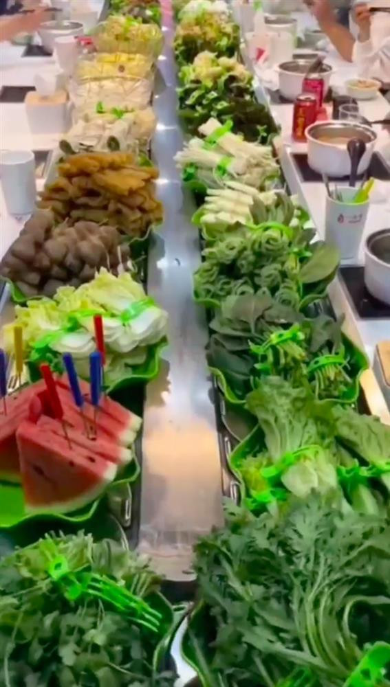 Quan lau do: Phuc vu ra ca bo, khach di an nhu di cho-Hinh-2