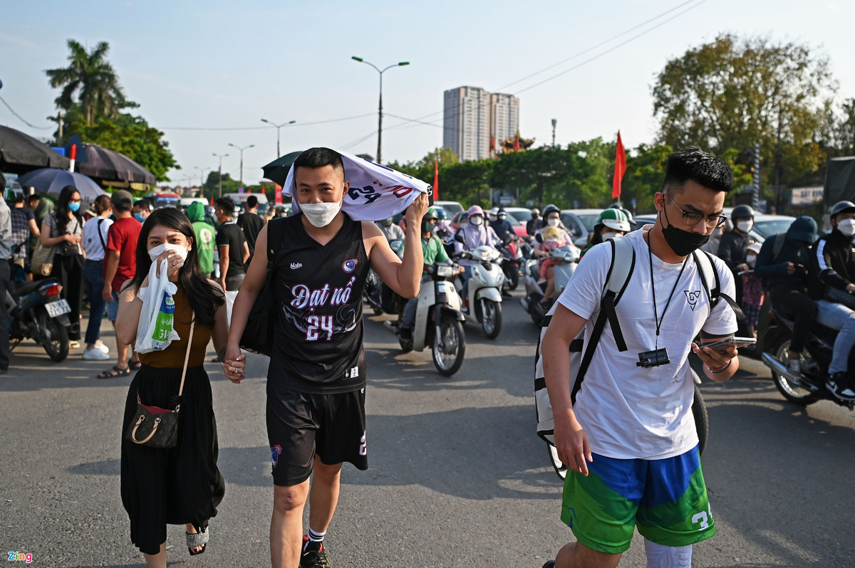 Nhóm bạn trẻ di chuyển từ Hải Phòng lúc 14h và họ có mặt tại Bến xe Nước Ngầm vào 16h30 ngày 2/5. Họ vất vả tìm taxi do tình trạng hỗn loạn trước bến xe.