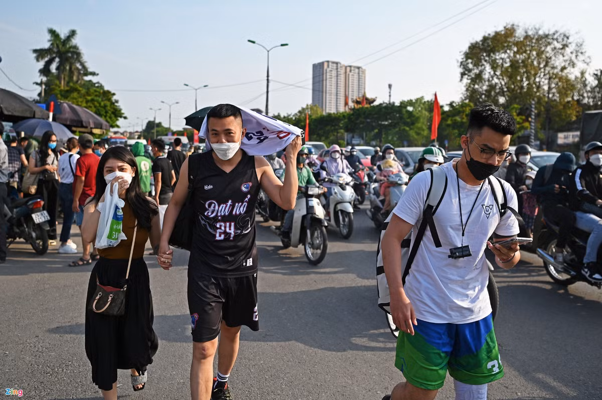 Nhóm bạn trẻ di chuyển từ Hải Phòng lúc 14h và họ có mặt tại Bến xe Nước Ngầm vào 16h30 ngày 2/5. Họ vất vả tìm taxi do tình trạng hỗn loạn trước bến xe.
