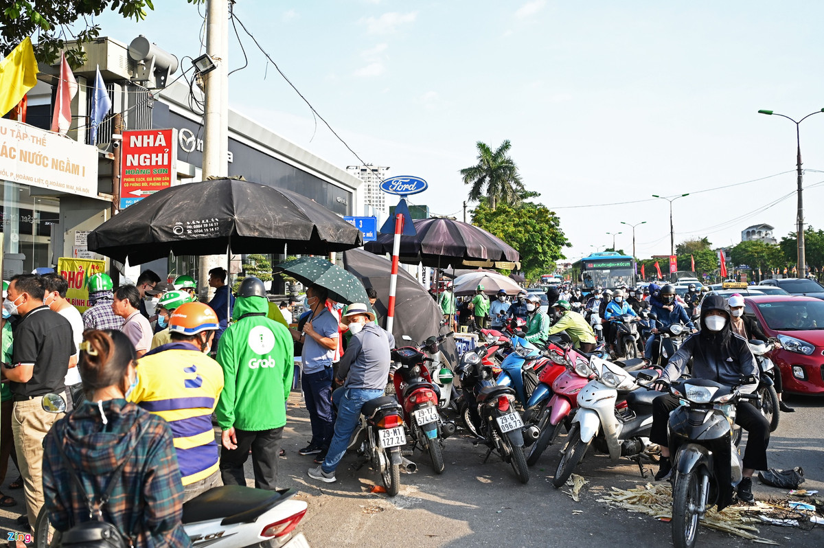 Lượng xe cộ đông cùng với cánh xe ôm khiến khu vực trước Bến xe Nước Ngầm hỗn loạn.