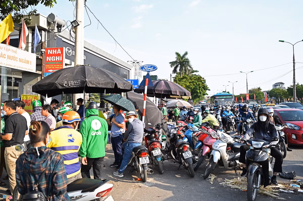 Lượng xe cộ đông cùng với cánh xe ôm khiến khu vực trước Bến xe Nước Ngầm hỗn loạn.