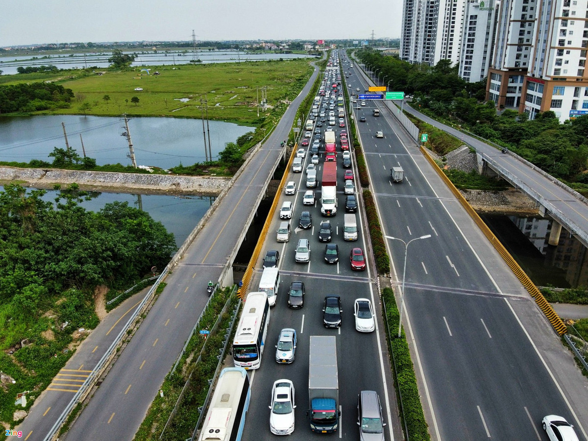Ùn tắc gần 4 km theo hướng vào nội đô, kéo dài tới khu vực xã Ngũ Hiệp, huyện Thanh Trì. Tới khoảng 16h, cảnh ùn tắc chấm dứt trên tuyến này, nhưng lượng xe cộ vẫn đông.