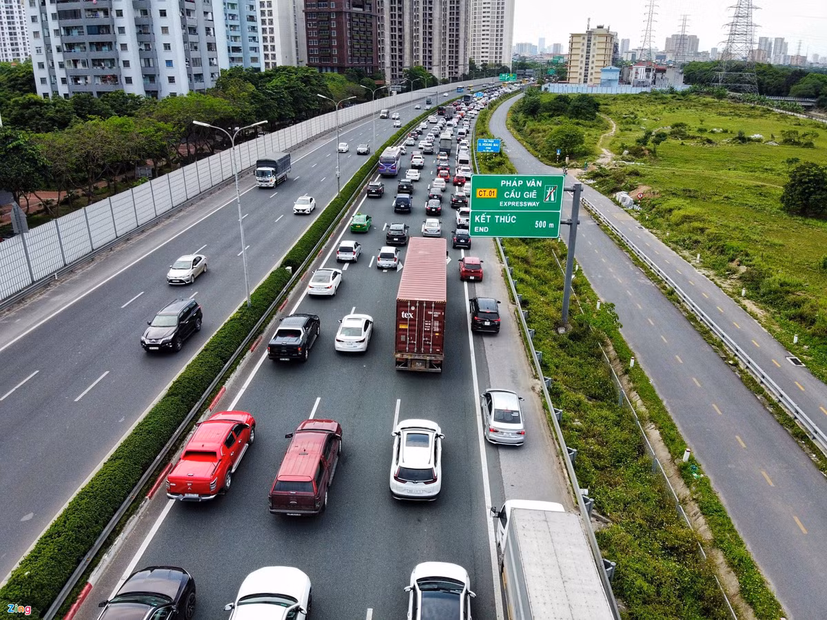 Trên cao tốc Pháp Vân - Cầu Giẽ, ôtô tăng đột biến từ 14h.