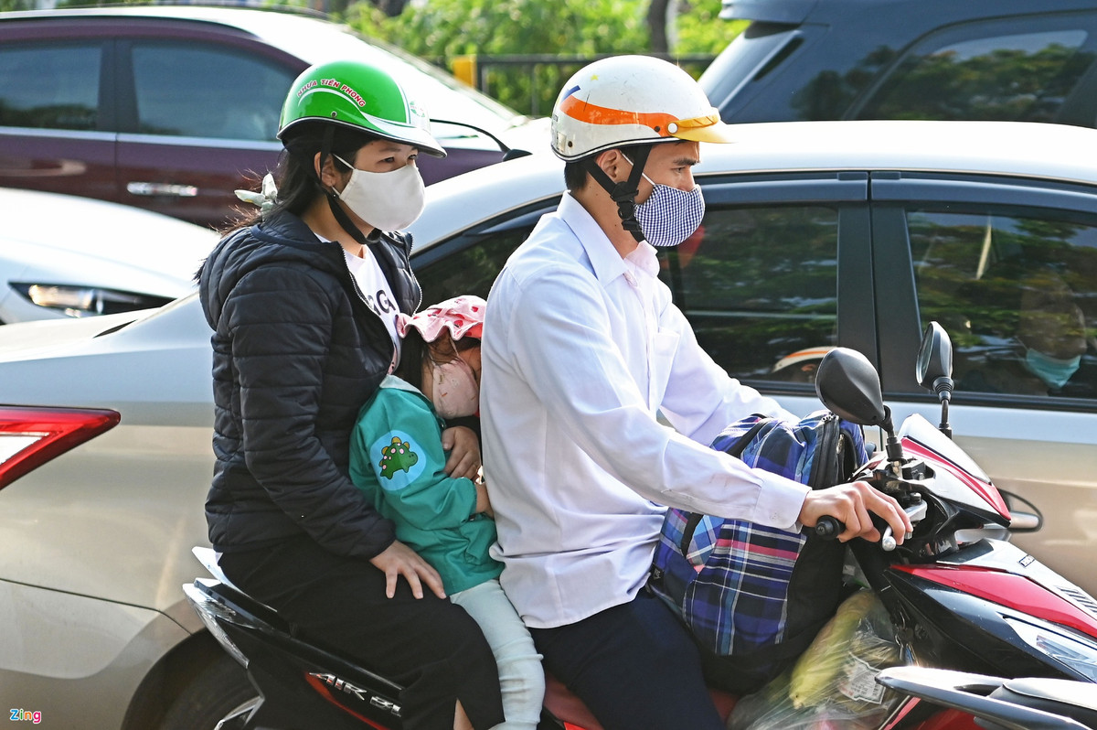 Tắc đường cùng nắng gắt cuối chiều khiến nhiều trẻ em mệt mỏi.