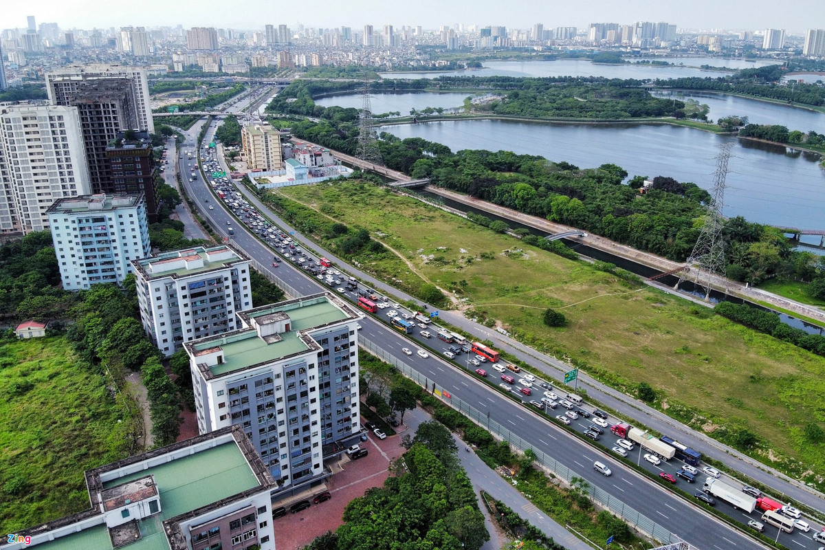 Dự báo ngày 3/5, tình trạng giao thông hướng vào Hà Nội căng thẳng hơn. CSGT khuyến cáo tài xế nên sắp xếp công việc, chọn thời gian, lộ trình phù hợp. Nếu phải di chuyển trong điều kiện tắc đường, tài xế cần kiên nhẫn, chú ý nhường đường và tuân thủ sự điều tiết của lực lượng chức năng.