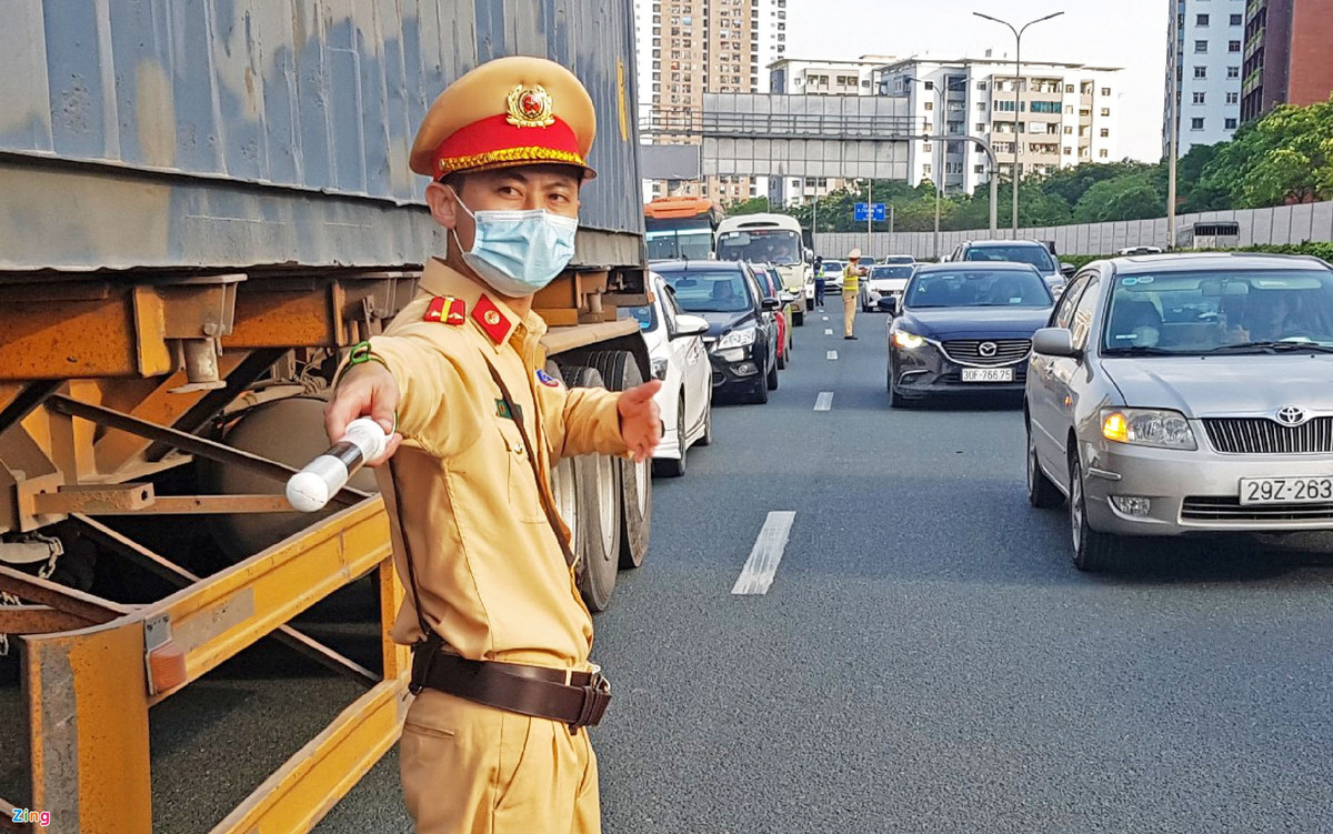 Ngoài lực lượng phụ trách tuyến, Cục CSGT tăng cường chiến sĩ để phân luồng trên cao tốc Pháp Vân - Cầu Giẽ.