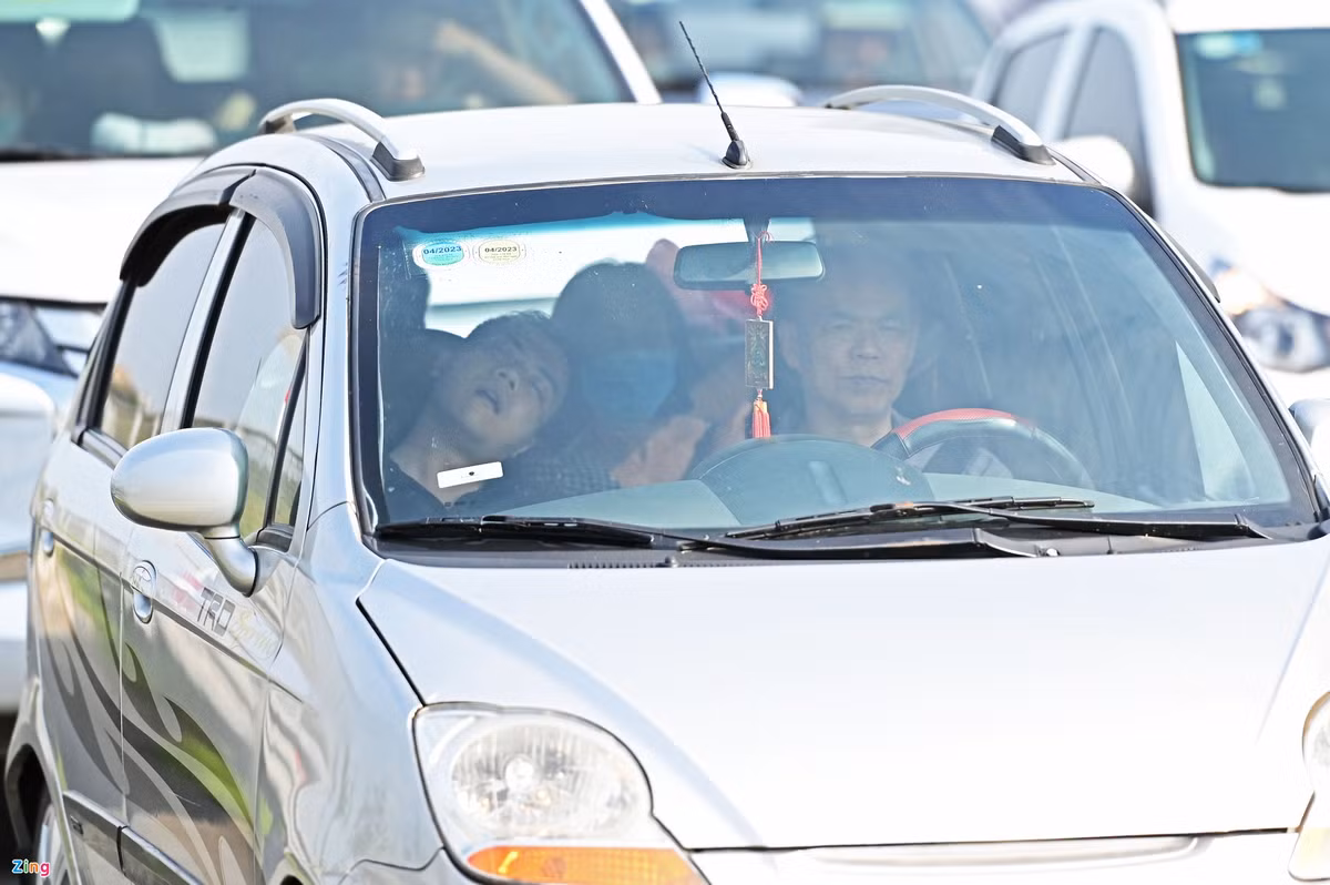 Nhiều người tham gia giao thông mệt mỏi sau chặng đường dài.