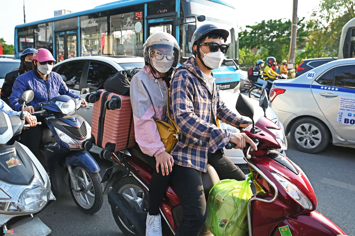 Chị Hoàng My (quê Hà Nam) cho hay gia đình chủ động lên Hà Nội sớm để tránh cảnh tắc đường.