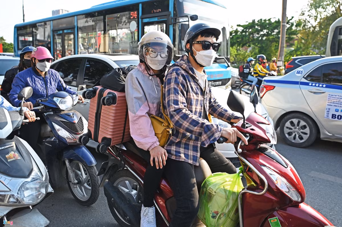 Chị Hoàng My (quê Hà Nam) cho hay gia đình chủ động lên Hà Nội sớm để tránh cảnh tắc đường.