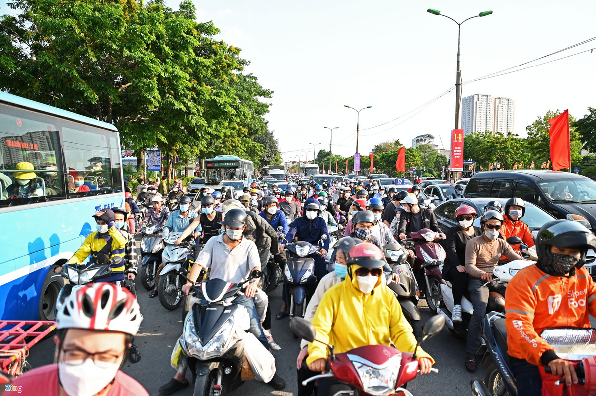 Trong khi đó, tình trạng giao thông trên quốc lộ 1 trở nên căng thẳng từ 15h ở hướng vào Hà Nội.