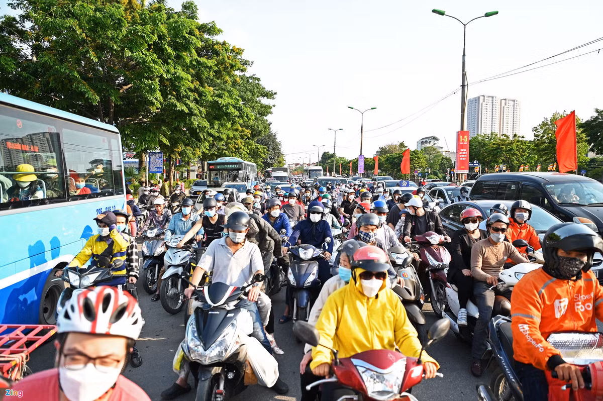 Trong khi đó, tình trạng giao thông trên quốc lộ 1 trở nên căng thẳng từ 15h ở hướng vào Hà Nội.