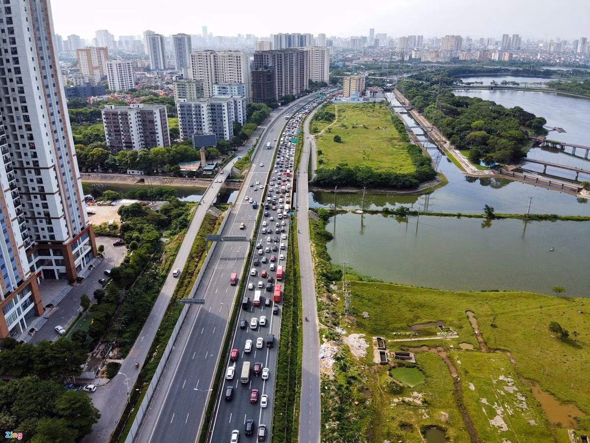 Chiều 2/5, cửa ngõ phía nam Hà Nội đón lượng lớn xe cộ trở lại thành phố.