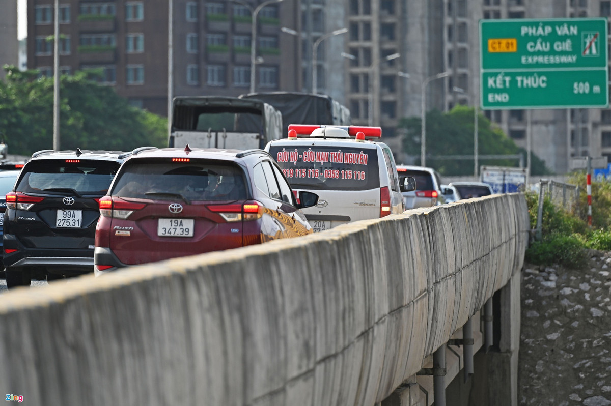 Chiếc xe cứu hộ, cứu nạn kẹt cứng ở làn khẩn cấp do nhiều ôtô chen vào làn đường này để thoát khỏi đoạn đang bị ùn tắc.