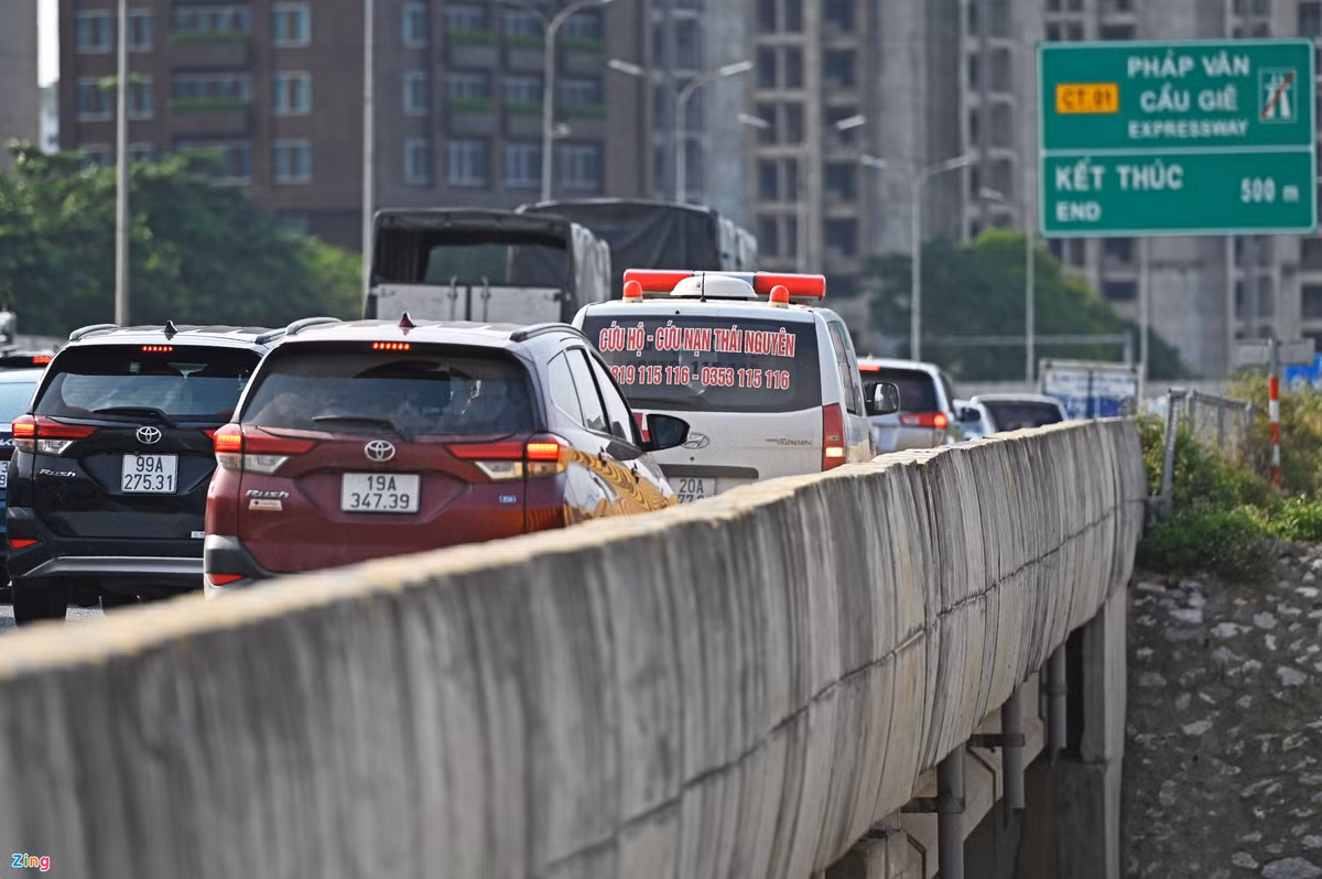 Chiếc xe cứu hộ, cứu nạn kẹt cứng ở làn khẩn cấp do nhiều ôtô chen vào làn đường này để thoát khỏi đoạn đang bị ùn tắc.