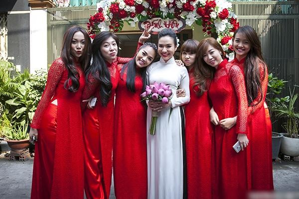 Ba xa Mac Van Khoa va dan co dau Vbiz chuong ao dai trang-Hinh-9