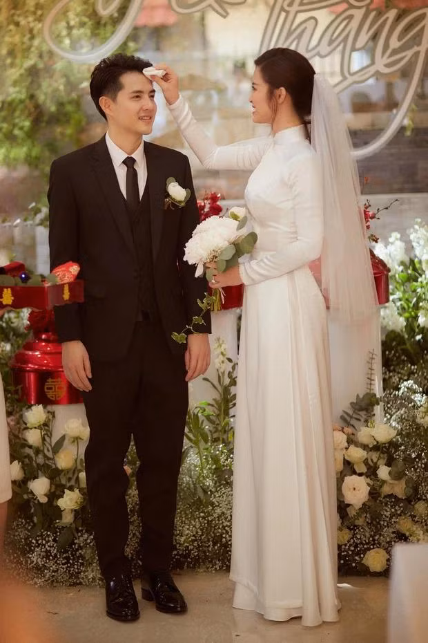 Ba xa Mac Van Khoa va dan co dau Vbiz chuong ao dai trang-Hinh-6