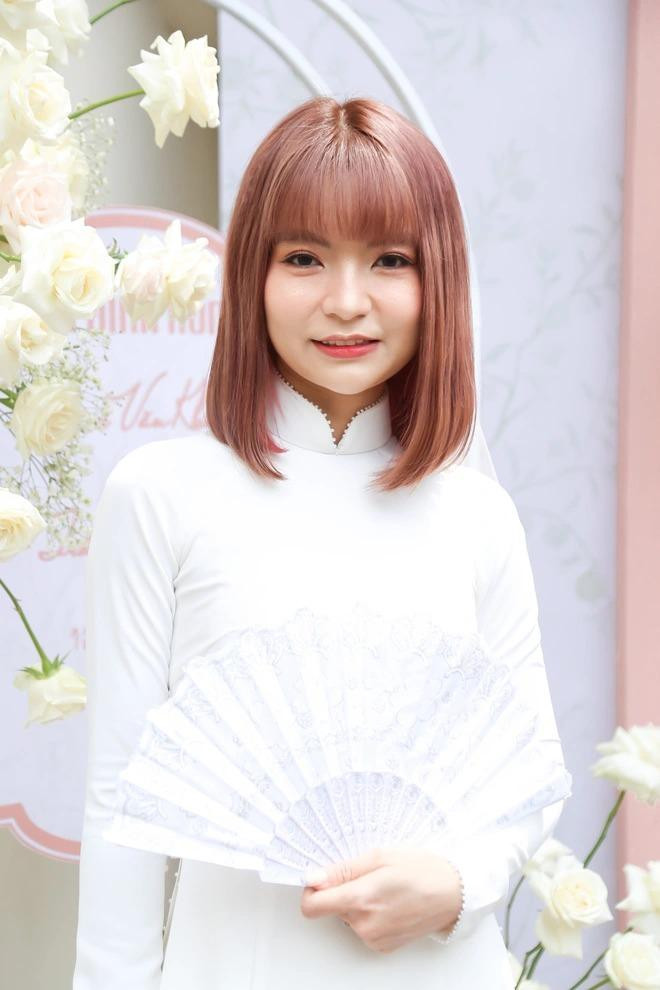 Ba xa Mac Van Khoa va dan co dau Vbiz chuong ao dai trang-Hinh-3