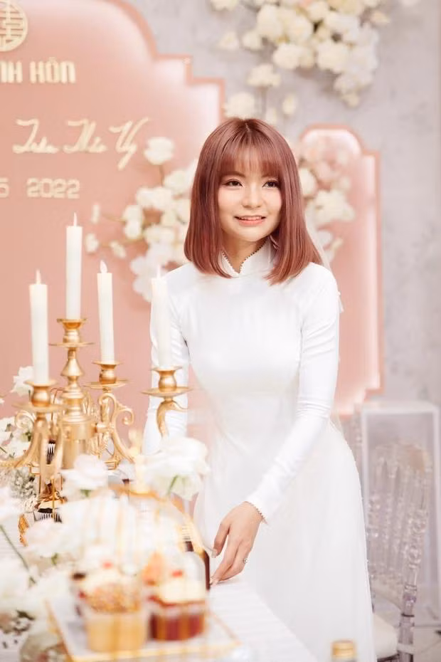 Ba xa Mac Van Khoa va dan co dau Vbiz chuong ao dai trang