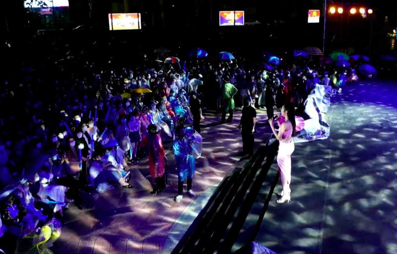 Thuy Tien dam mua hat, chang duoc thuong ma con bi 'khia'-Hinh-5