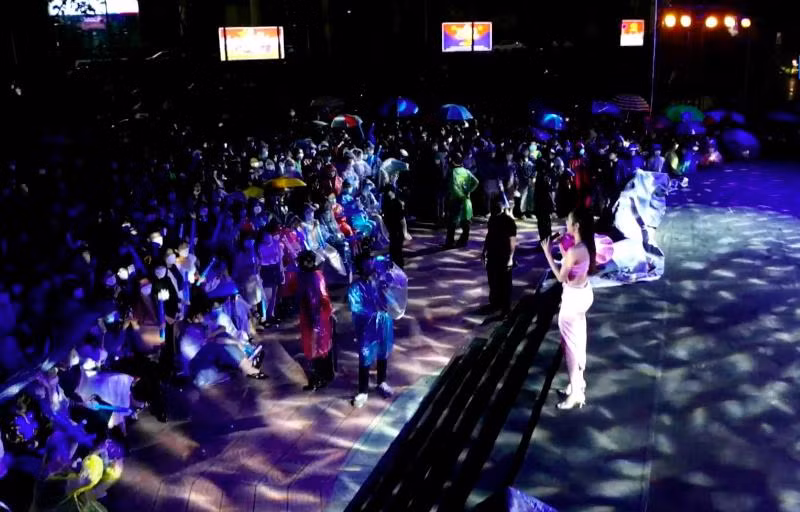 Thuy Tien dam mua hat, chang duoc thuong ma con bi 'khia'-Hinh-5