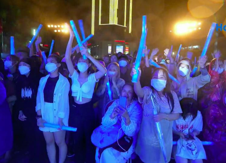 Thuy Tien dam mua hat, chang duoc thuong ma con bi 'khia'-Hinh-6