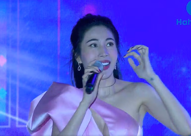 Thuy Tien dam mua hat, chang duoc thuong ma con bi 'khia'-Hinh-2