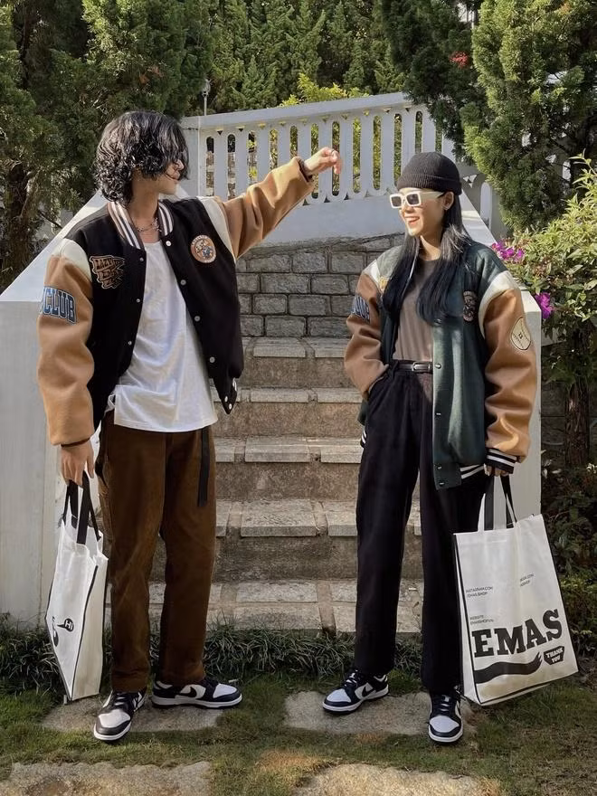 Cap doi noi tieng man phong van pho di bo ngay ay - bay gio