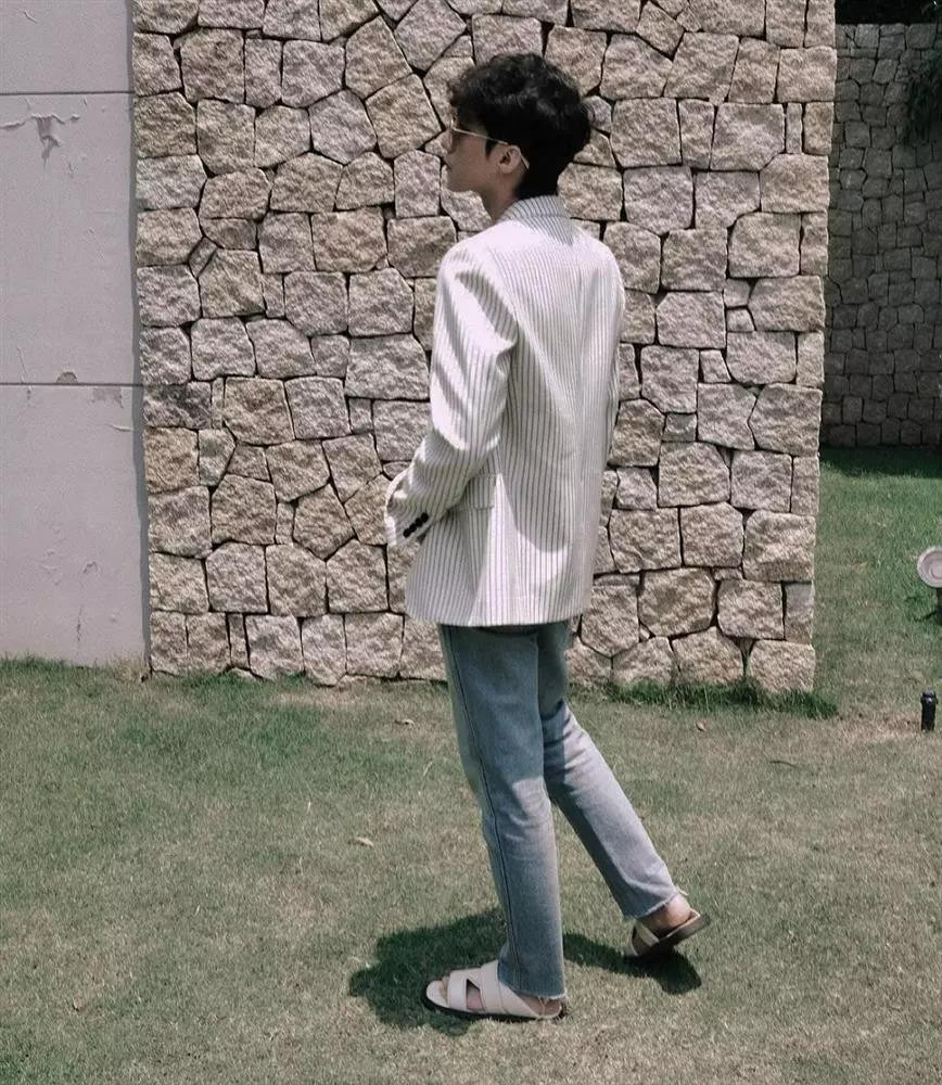 Sơn Tùng uốn éo trên bãi biển, netizen đồng loạt: 'Bé và lép' - Hình 4 Son Tung uon eo tren bai bien, netizen dong loat: 'Be va lep'-Hinh-4