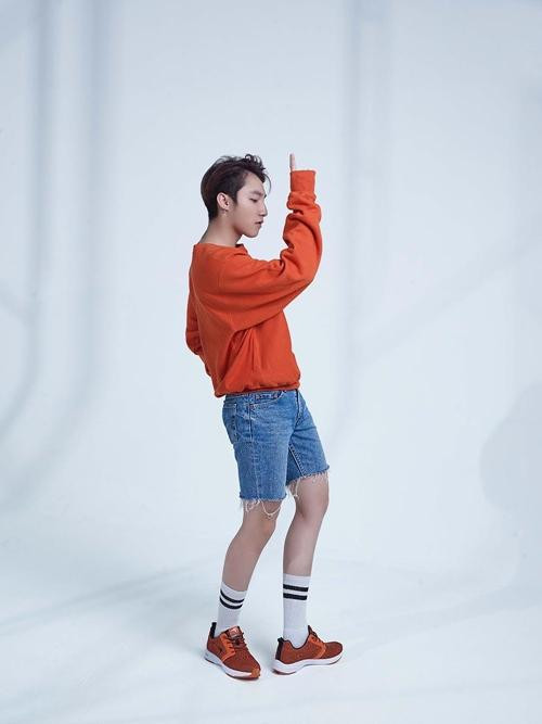 Sơn Tùng uốn éo trên bãi biển, netizen đồng loạt: 'Bé và lép' - Hình 8 Son Tung uon eo tren bai bien, netizen dong loat: 'Be va lep'-Hinh-8