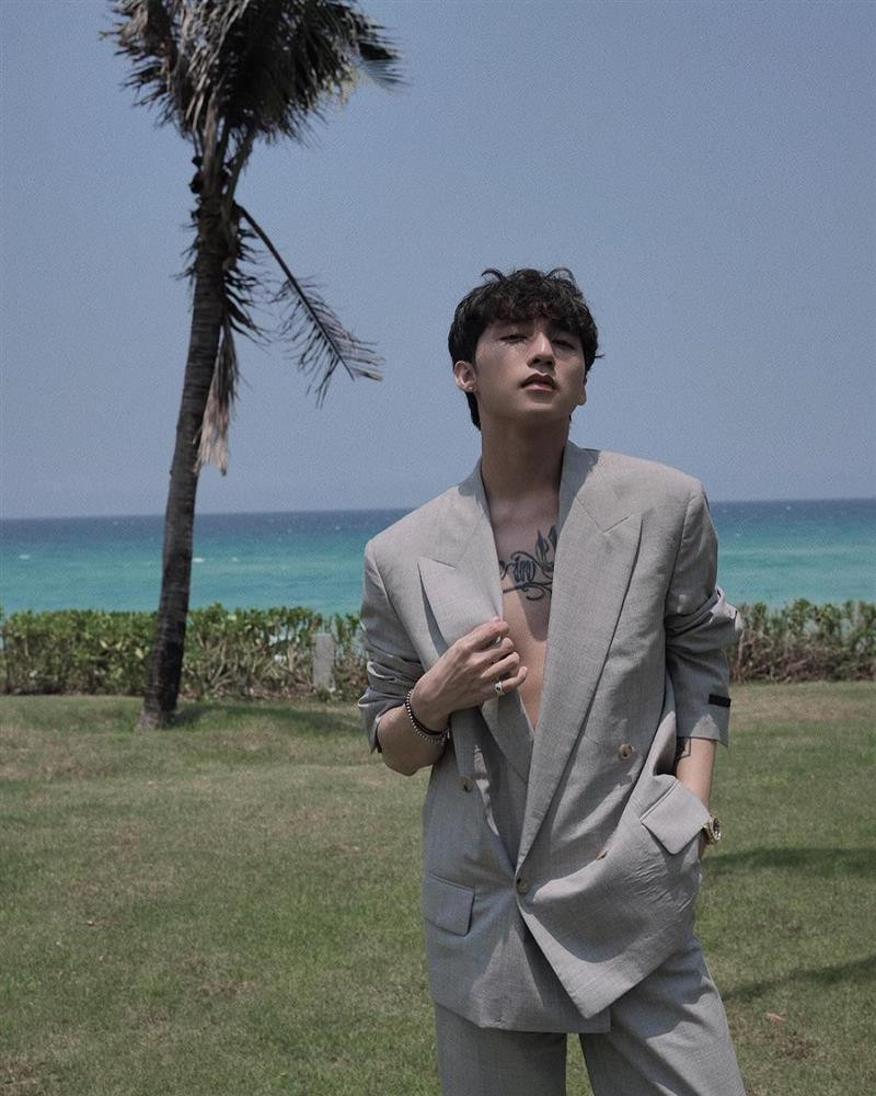 Sơn Tùng uốn éo trên bãi biển, netizen đồng loạt: 'Bé và lép' - Hình 2 Son Tung uon eo tren bai bien, netizen dong loat: 'Be va lep'-Hinh-2