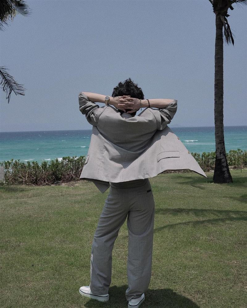 Sơn Tùng uốn éo trên bãi biển, netizen đồng loạt: 'Bé và lép' - Hình 3 Son Tung uon eo tren bai bien, netizen dong loat: 'Be va lep'-Hinh-3